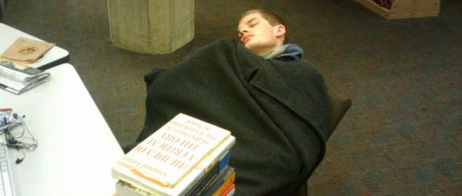 Ľudia spiaci v knižniciach